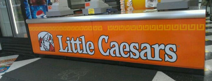 Little Caesars Pizza is one of Lieux qui ont plu à Dee.