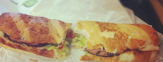 Subway is one of Locais curtidos por Cindy.