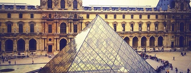 The Louvre is one of <3.