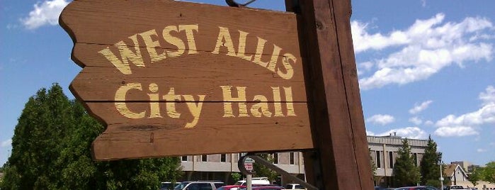 West Allis City Hall is one of Orte, die Sagar gefallen.