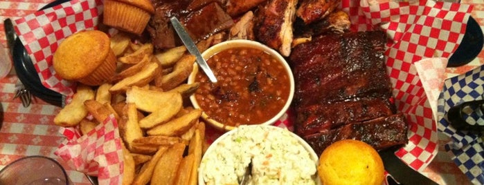Famous Dave's Bar-B-Que is one of Lugares favoritos de Marco.