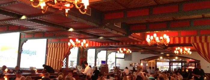 Pershing Square Café is one of Lugares favoritos de Sandy.