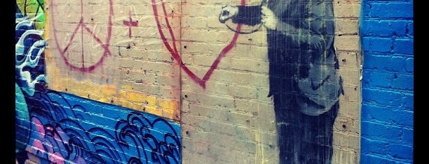 Banksy Mural: 'Peaceful Hearts' Doctor is one of สถานที่ที่บันทึกไว้ของ Stephannie.
