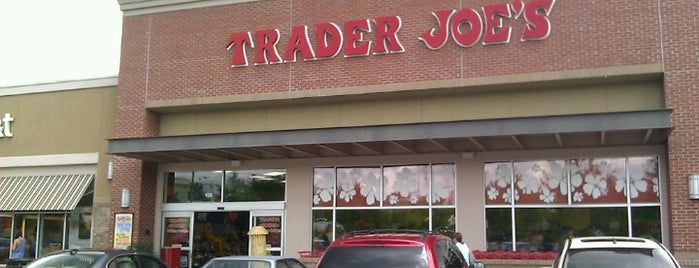Trader Joe's is one of สถานที่ที่ Macy ถูกใจ.