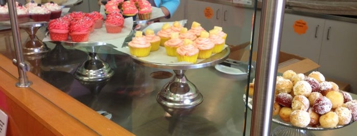 Sweet Treats Bakery is one of Tempat yang Disimpan Layla.