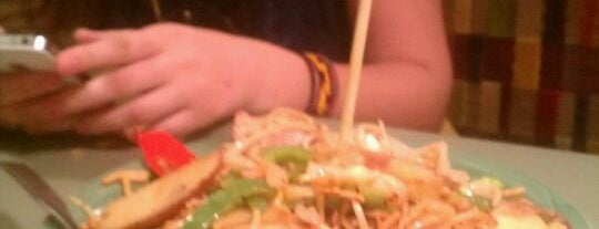 HuHot Mongolian Grill is one of 🖤💀🖤 LiivingD3adGirlさんのお気に入りスポット.