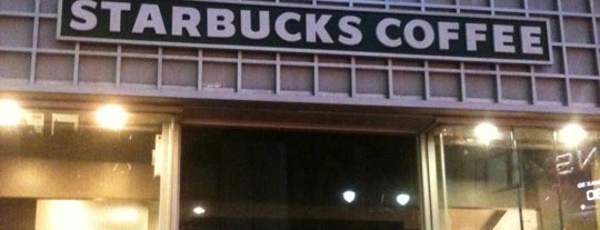 Starbucks is one of Orte, die Ashley gefallen.
