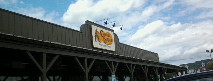 Cracker Barrel Old Country Store is one of Tempat yang Disukai Dave.