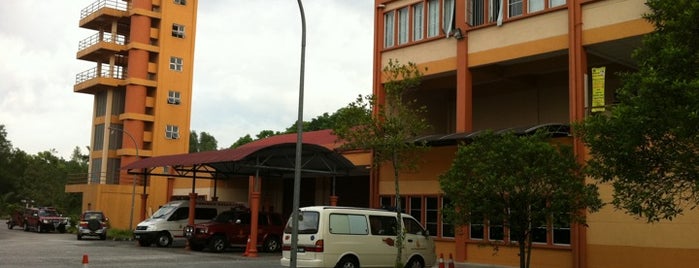 Balai Bomba Dan Penyelamat Bukit Jelutong is one of สถานที่ที่บันทึกไว้ของ ꌅꁲꉣꂑꌚꁴꁲ꒒.