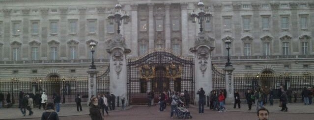 Букингемский дворец is one of London.