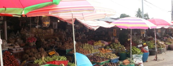 ตลาดผลไม้ เนินสูง is one of Tempat yang Disukai Kanokporn.