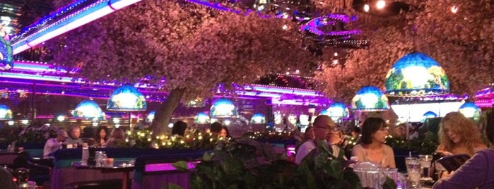 Peppermill Restaurant is one of Las Vegas Amazing Places.