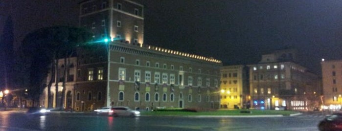 Palazzo Venezia is one of l'amore [a Roma] dice ciao.