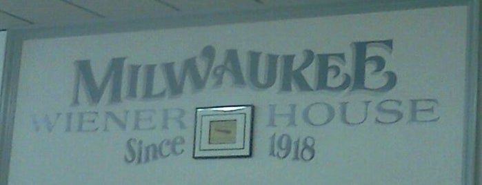 Milwaukee Wiener House is one of Posti che sono piaciuti a A.
