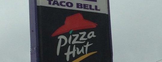 Taco Bell is one of Tempat yang Disukai Matthew.