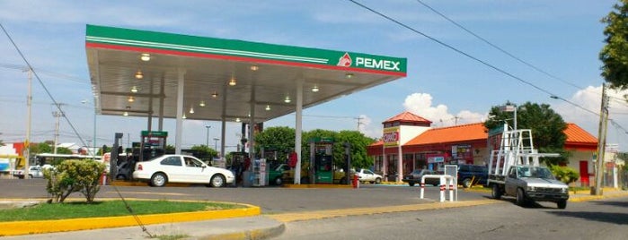 OXXO Gas Hidalgo is one of Locais curtidos por Carlos.