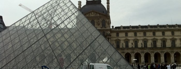 Musée du Louvre is one of Incontournables lieux à visiter.