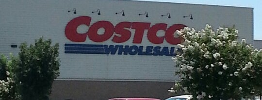 Costco is one of Orte, die Julie gefallen.