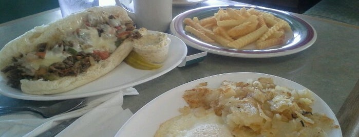 Forest Hills Diner is one of Kimmie 님이 저장한 장소.