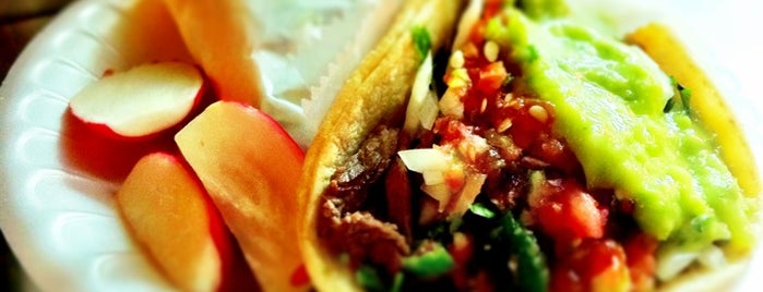 Tacos El Gallo Giro is one of Mexican-To-Do List.