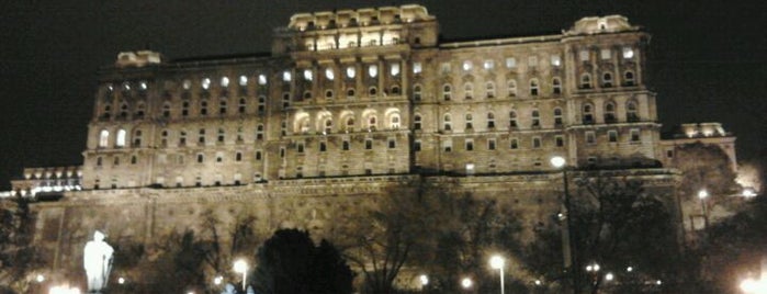 Dózsa György tér (18) is one of Budai villamosmegállók.