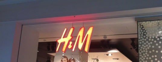 H&M is one of ららぽーと横浜.