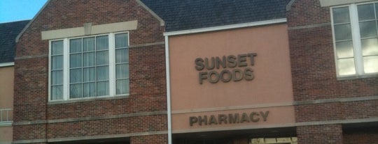 Sunset Foods is one of สถานที่ที่ Vicky ถูกใจ.