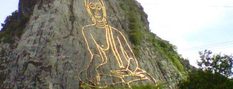 Khao Chi Chan Buddha is one of ❉พาเด็กๆ ไปเที่ยวพัทยากัน ●０●.