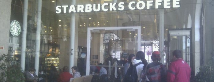 Starbucks is one of Favoritos - Comidas & Lanches.