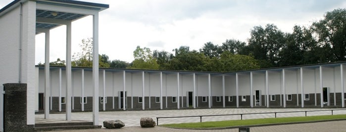 Begraafplaats Zuiderhof is one of Dudok in Hilversum.