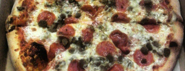 Laredo Pizza Factory is one of Lugares favoritos de Andrea.
