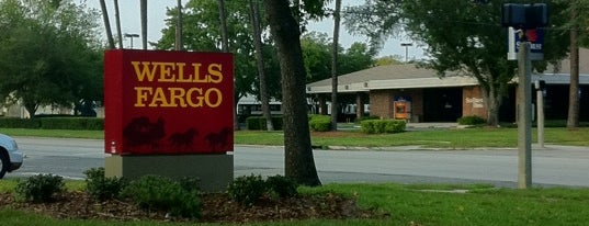 Wells Fargo is one of Tempat yang Disukai René.