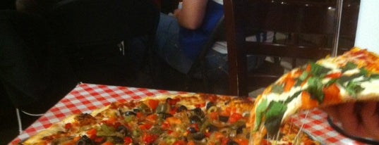 Luigi's Pizzeria is one of Locais salvos de Jenna.