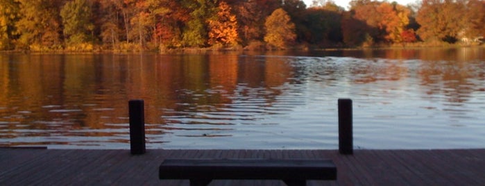 Grovers Mill Pond is one of สถานที่ที่ Lizzie ถูกใจ.