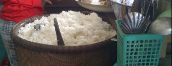 Nasi Pecel Pandegiling Bu Joyo is one of Kuliner Khas Surabaya.