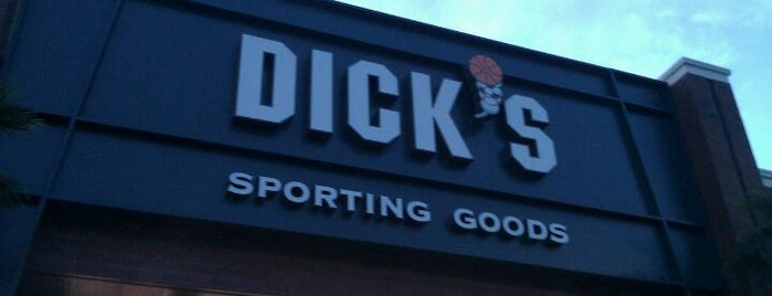 DICK'S Sporting Goods is one of สถานที่ที่ Jason ถูกใจ.