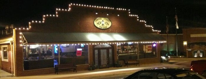 Center Street Tavern is one of Lieux qui ont plu à Scott.