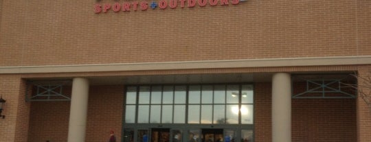 Academy Sports + Outdoors is one of สถานที่ที่ Bruce ถูกใจ.