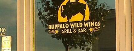 Buffalo Wild Wings Grill & Bar is one of Orte, die Andrew gefallen.