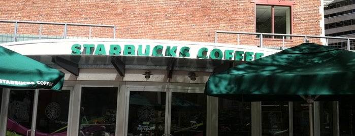 Starbucks is one of Orte, die Kevin gefallen.