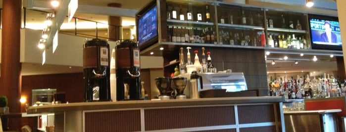 Evolution Café & Bar is one of Tempat yang Disukai Ryan.