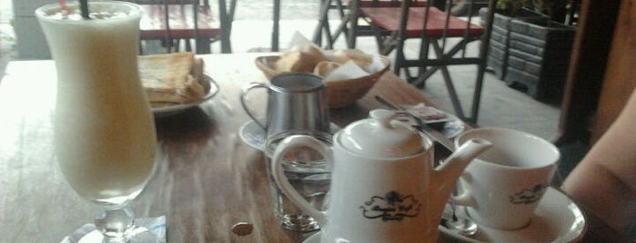 Brujas Café is one of Andrea'nın Beğendiği Mekanlar.