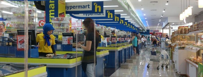 hypermart is one of Lieux qui ont plu à Hendra.