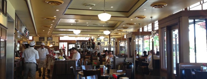 Ruby's Diner is one of Lugares favoritos de Chris.