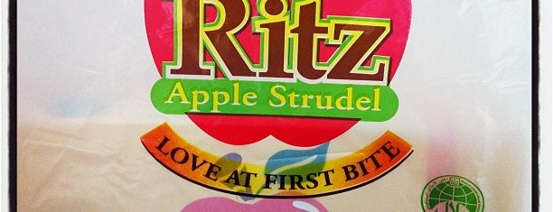 Ritz Apple Strudel is one of Posti che sono piaciuti a IG @antskong.