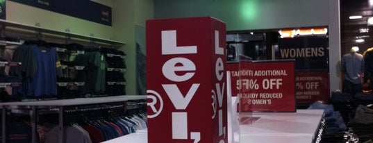 Levi's® Factory Outlet is one of Yarn : понравившиеся места.