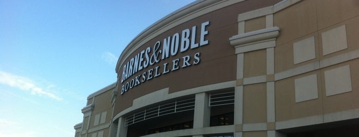 Barnes & Noble is one of Julian : понравившиеся места.