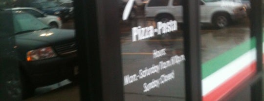 Joe's Pizza Pasta is one of สถานที่ที่ Deimos ถูกใจ.
