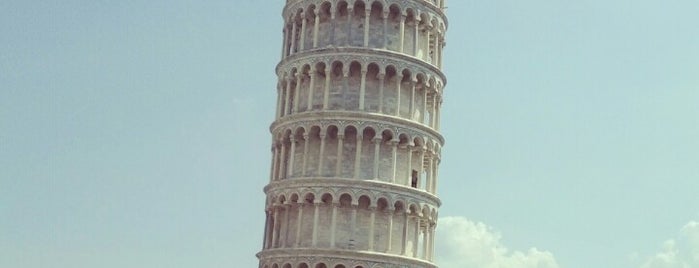 Torre de Pisa is one of Wonders of the World.
