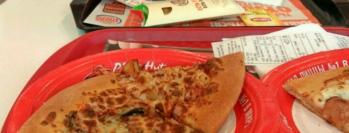 Pizza Hut is one of Matthewさんのお気に入りスポット.